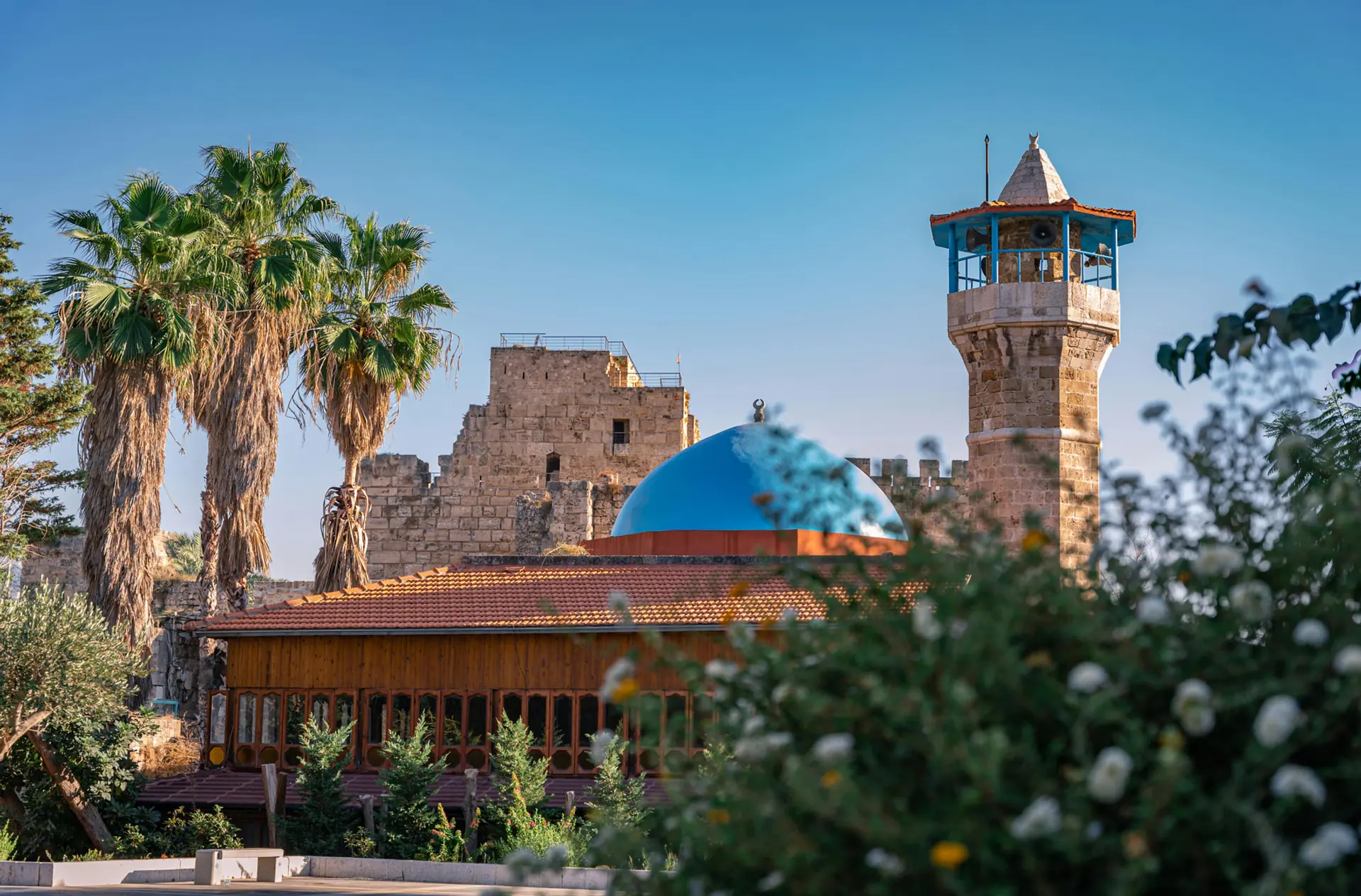 مسجد على البحر وبيوت حجرية قديمة في جبيل